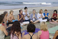 коллективная медитация пляж